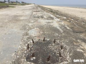 Hàng chục cột sắt trang trí dọc bờ biển khu du lịch Lộc Hà bị tháo gỡ còn trơ lại đế