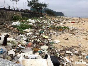 Rác thải các loại xuất hiện tại bãi biển Thiên Cầm thời gian qua nhưng không được dọn dẹp, xử lý - Ảnh: LÊ MINH
