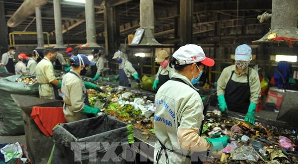 công nhân phân loại rác tại nhà máy