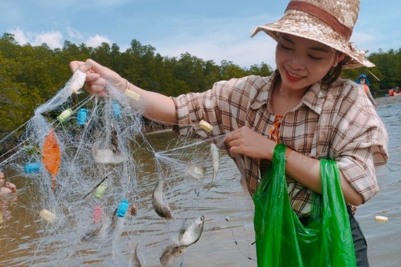 Du Khách Thích Thú Khi được đánh Bắt Cá, Trải Nghiệm Cuộc Sống Của Người Dân Tại Cần Giờ.