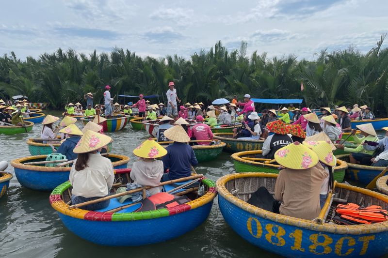 Sinh Viên Trải Nghiệm đi Thuyền Thúng Tại Hội An Trong Khuôn Khổ Dự án đào Tạo Và Nâng Cao Nhận Thức Về Du Lịch Bền Vững